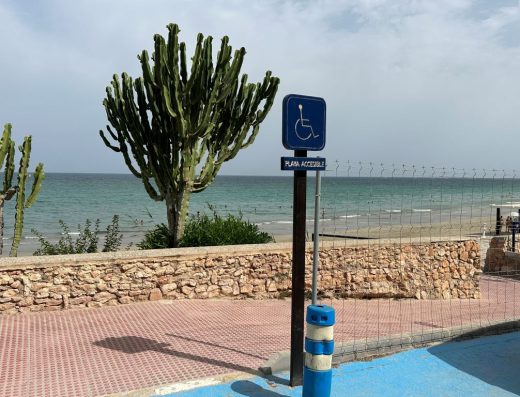 Imagen de la zona de aparcamiento reservada y señalización de playa accesible.