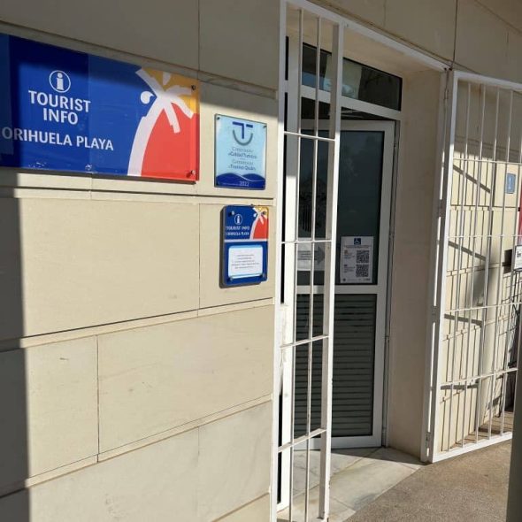 Imagen de la entrada a la oficina junto al logo de información turística.