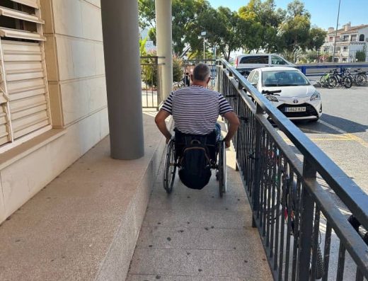Imagen de usuario de silla de ruedas accediendo por la rampa.