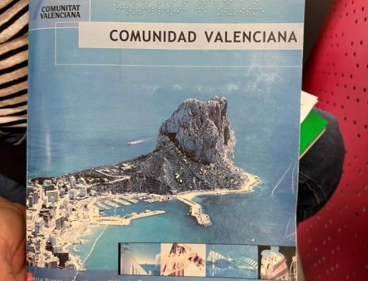 Imagen de la guía de la comunidad valenciana en braille.