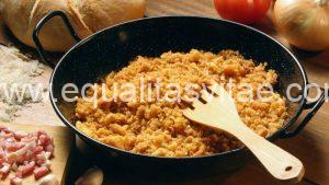 Imagen de cazuela con migas y tenedor de madera.