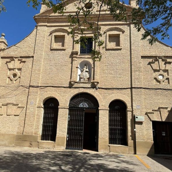 Imagen fachada principal de la iglesia.