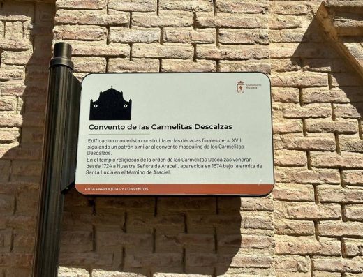 Imagen del panel superior con información escrita de la iglesia.
