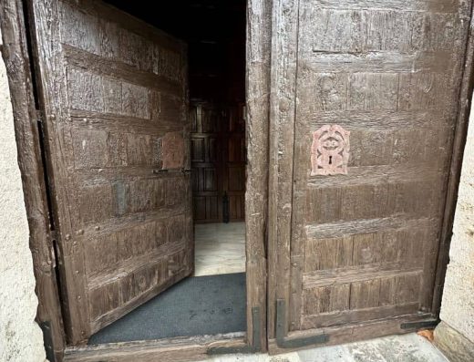 Imagen de la entrada principal de la puerta.