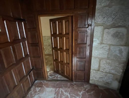 Imagen de la segunda puerta de acceso a la iglesia