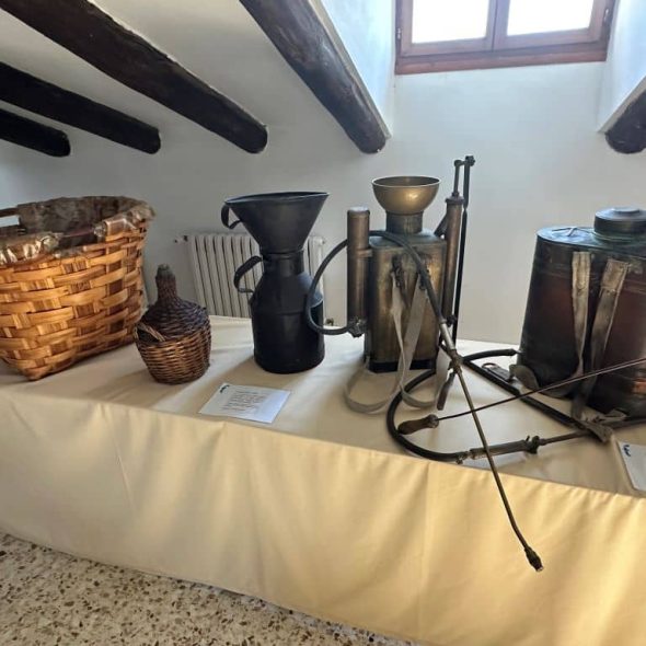 Imagen exposición con utensilios agrícolas como sulfatadora o cunacho.