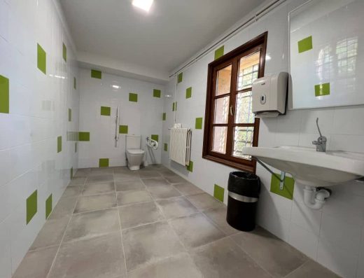 Imagen interior de aseo adaptado.