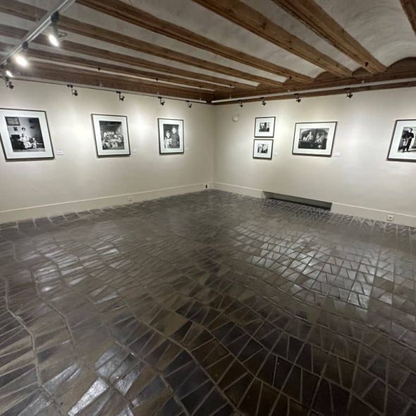 Imagen del interior de una de las salas exposiciones con cuadro expuestos.