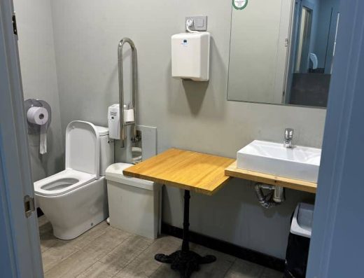 Imagen del interior del aseo adaptado.