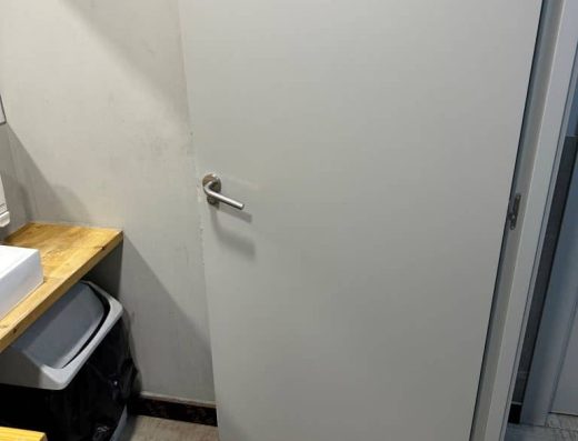 Imagen de la entrada al baño.