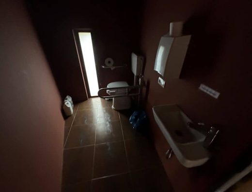 Imagen del interior de uno de los baños adaptados.