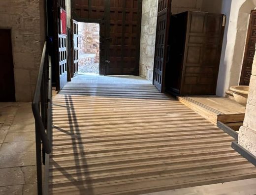 Imagen de rampa de acceso al interior del templo