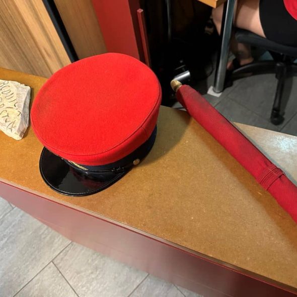 Imagen del gorra y banderín.