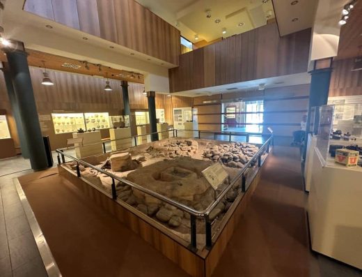 Imagen del interior de una de las salas con exposición de yacimiento.