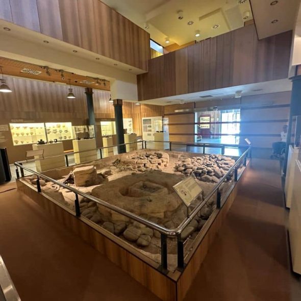 Imagen del interior de una de las salas con exposición de yacimiento.