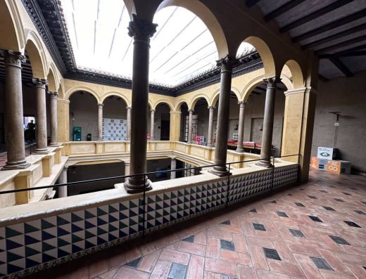 Imagen de patio central con arquería y columnas.