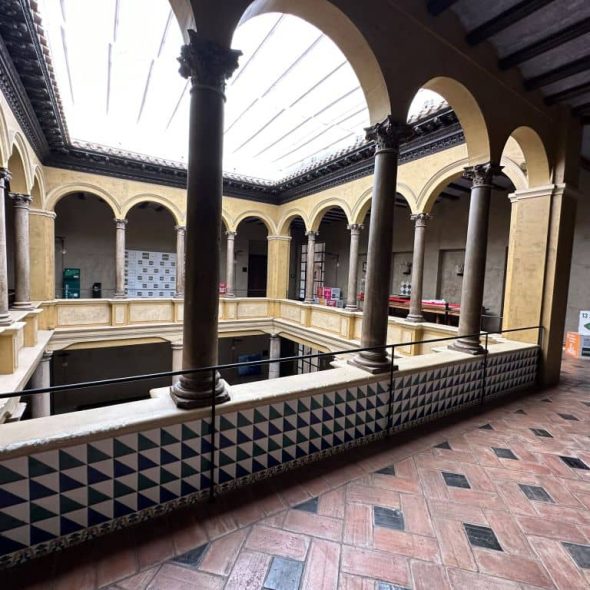 Imagen de patio central con arquería y columnas.