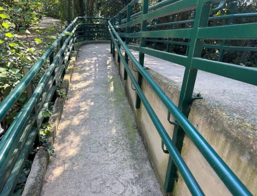 Imagen de rampa de acceso al parque.