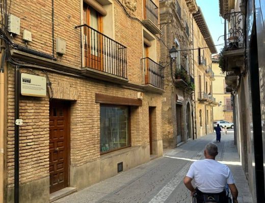 Imagen de usuario de silla de ruedas recorriendo la ruta por plataforma única.
