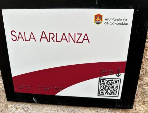 Imagen de panel sala Arlanza con código QR