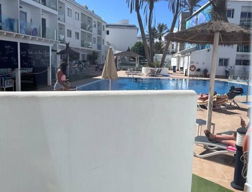 Imagen de la zona de la piscina desde la terraza del hotel.