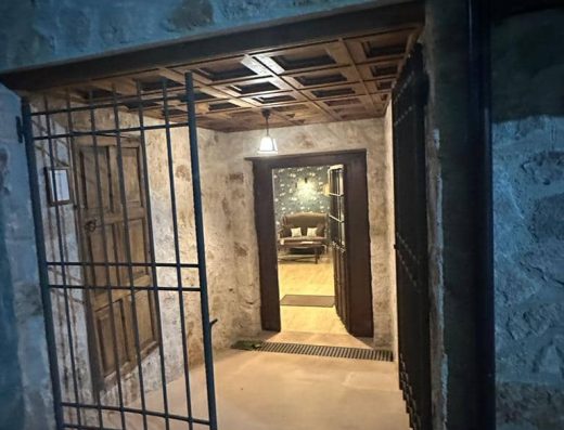 Imagen de la puerta de acceso al hotel.