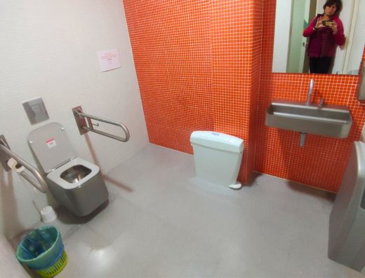 Interior de baño adaptado.