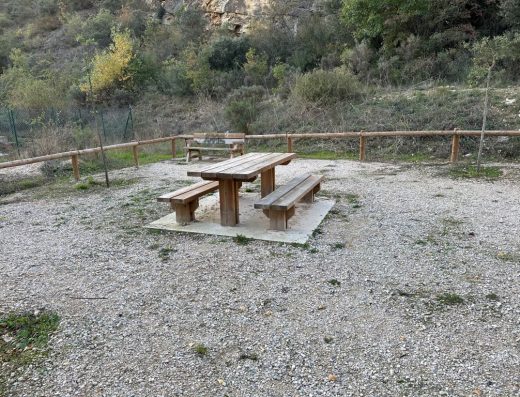 Imagen mesa merendero.