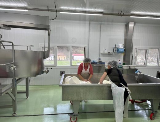 Imagen de sala de elaboración de queso con dos artesanas.