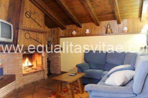 Imagen de salón con chimenea. Decoración rústica.