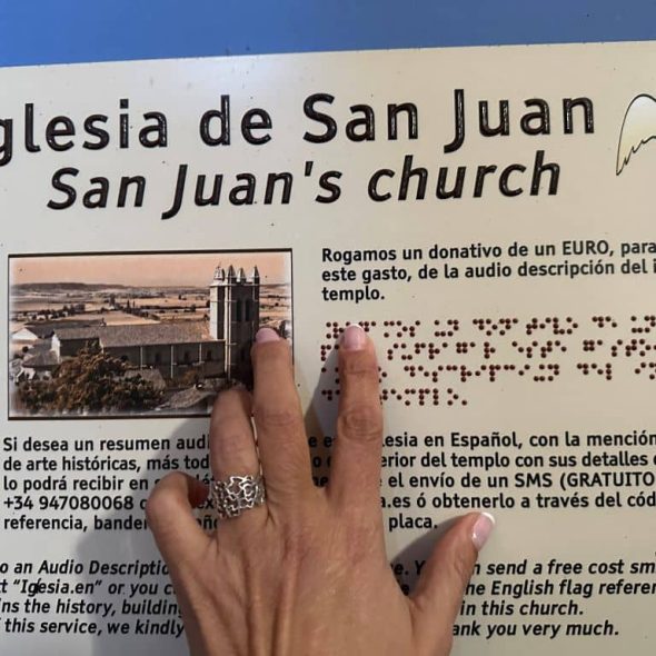 Imagen de panel con información de la iglesia en braille y relieve.