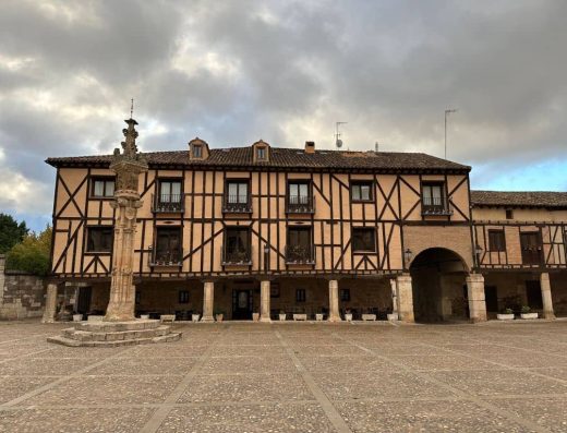 Imagen de plaza con edificios tradicionales.