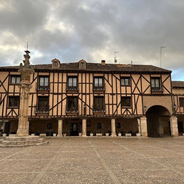 Imagen de plaza con edificios tradicionales.