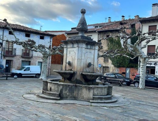 Imagen de plaza con fuente en la parte central.