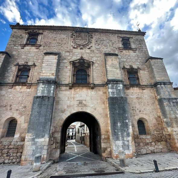 Imagen de arco de entrada al casco antiguo de la localidad.