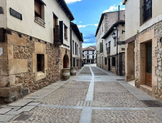 Imagen de una de las calles de Covarrubias.