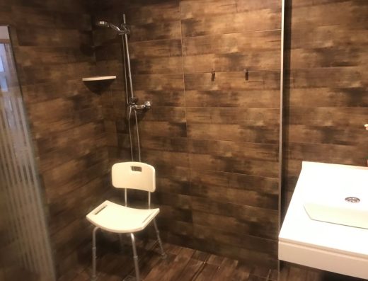 Imagen de ducha con silla.