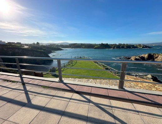 Imagen de mirador rente al mar.