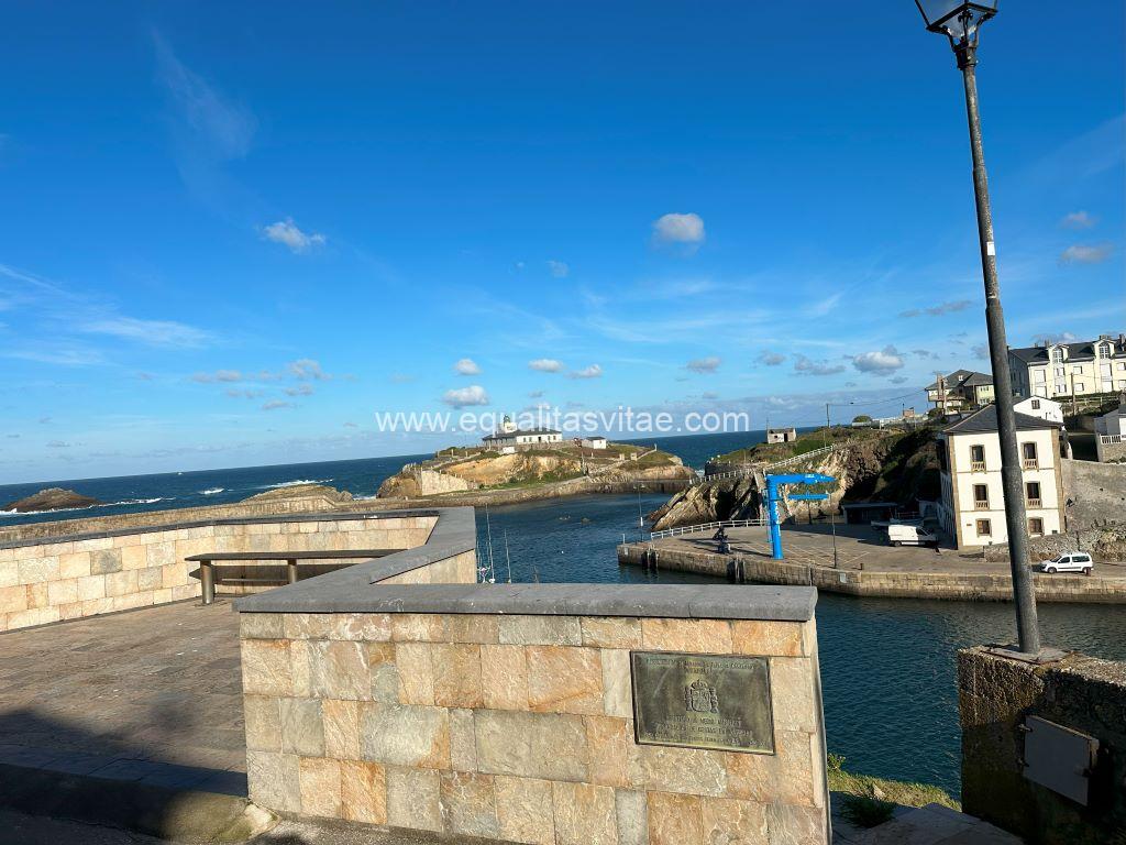 Imagen del mirador con el faro de fondo.