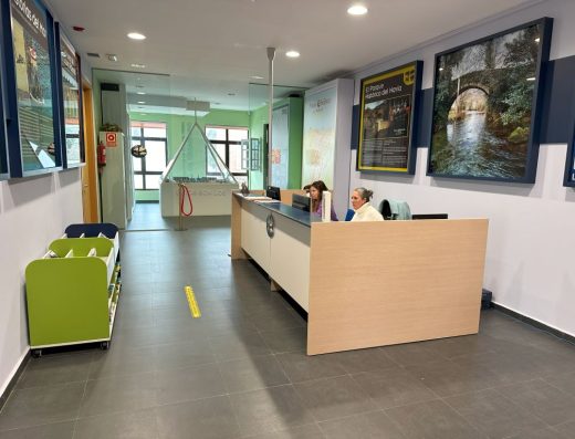 Imagen interior de la oficina de turismo.