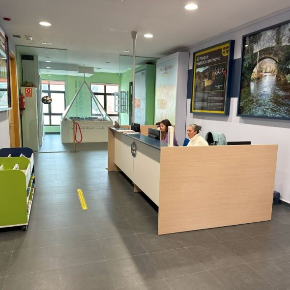 Imagen interior de la oficina de turismo.