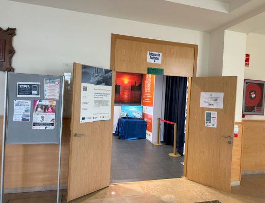 Imagen de entrada a la oficina de turismo.