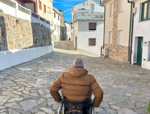 Imagen de usuario de silla de ruedas callejeando por Tapia.