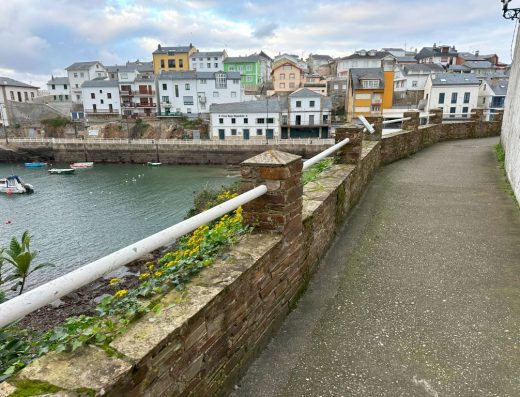 Imagen de calle junto al mar.