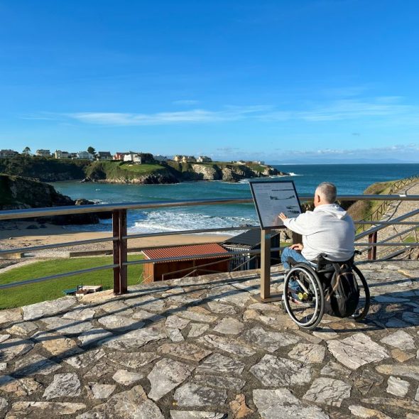 Imagen de usuario de silla de ruedas en un mirador al mar.