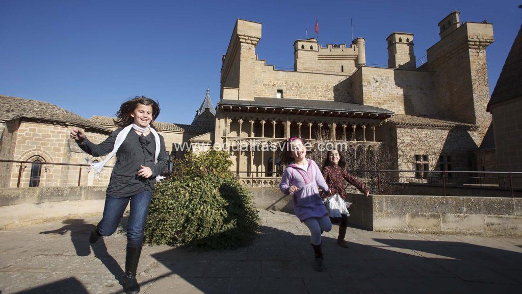 Imagen de dos niños corriendo en la parte exterior del castillo.