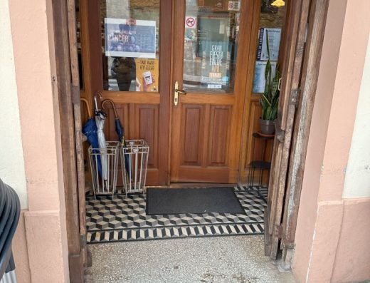 Imagen de acceso al bar.