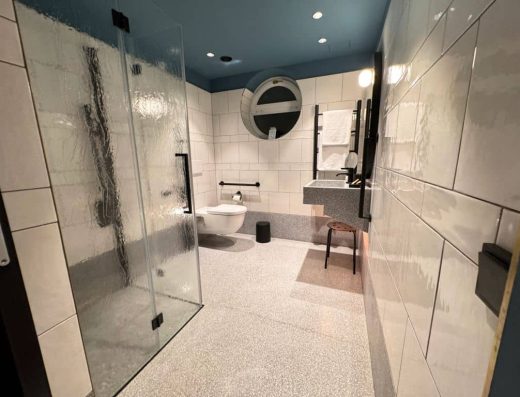Imagen del interior del baño adaptado.