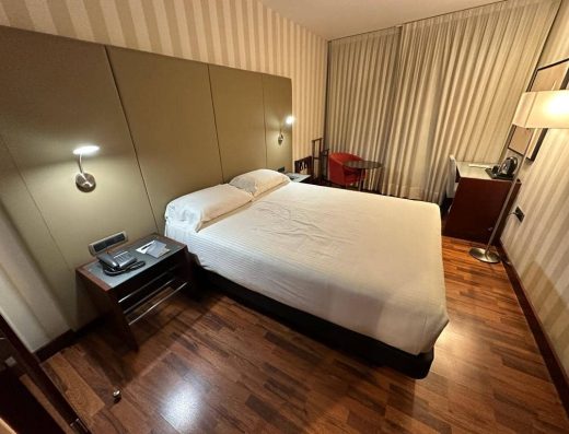 Imagen del interior de la habitación con cama de matrimonio.