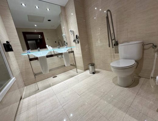 Imagen del interior del baño de la habitación
